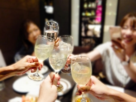 「春の酒フェスサングリア」東京・芝浦で - 10種類を飲み比べ、桜サングリアや電球グラスもの画像